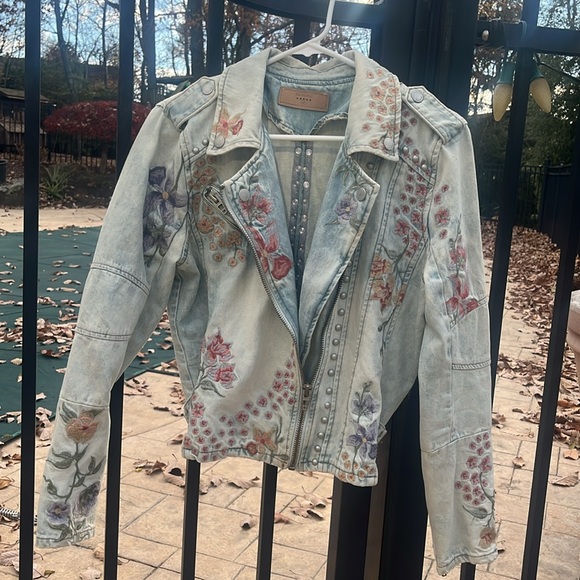 BLANKNYC M Denim Jean Jacket Floral Embroidered with Silver Studs - Picture 2 of 9